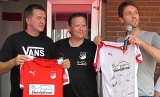 Feierliche Trikotübergabe mit Eduard Hertel (v.l.), Andreas Brandwein und Johannes Ludwig. Foto: Jürgen Zelt - Zelt Feierliche Trikotübergabe mit Eduard Hertel (v.l.), Andreas Brandwein und Johannes Ludwig. Foto: Jürgen Zelt - Zelt