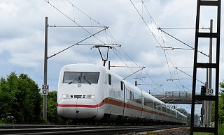 Die Bahn will Fahrzeiten zwischen Hannover und Bielefeld verkürzen. Wie genau die Strecke verändert würde, steht noch nicht fest. - picture alliance / dpa Die Bahn will Fahrzeiten zwischen Hannover und Bielefeld verkürzen. Wie genau die Strecke verändert würde, steht noch nicht fest. - picture alliance / dpa