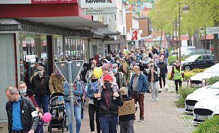 Selten sieht man so viele Passanten auf dem Fußgängerweg. Ganz vorne links ist Victor Harder, einer der Sprecher der Friedensspaziergänge, zu erkennen. - Joern Spreen-Ledebur Selten sieht man so viele Passanten auf dem Fußgängerweg. Ganz vorne links ist Victor Harder, einer der Sprecher der Friedensspaziergänge, zu erkennen. - Joern Spreen-Ledebur