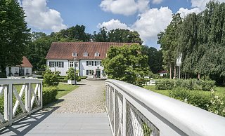 Das prachtvolle Haus des Gastes im Kurpark Bad Holzhausen. - picture alliance / dpa Das prachtvolle Haus des Gastes im Kurpark Bad Holzhausen. - picture alliance / dpa