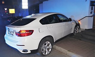 Die Fahrt eines offenbar angetrunkenen BMW-Fahrers endet in Beverungen an einer Hauswand. - Polizei Höxter Die Fahrt eines offenbar angetrunkenen BMW-Fahrers endet in Beverungen an einer Hauswand. - Polizei Höxter