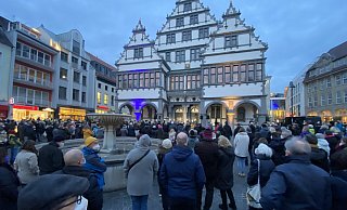 Dem Aufruf zu einem gemeinsamen Friedensgebet vor dem Rathaus folgten viele Paderborner. - Mareike Gröneweg Dem Aufruf zu einem gemeinsamen Friedensgebet vor dem Rathaus folgten viele Paderborner. - Mareike Gröneweg