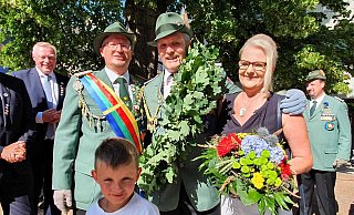 Der neue Schützenkönig Dieter Kuhlebrock (Mitte) aus der Ersten Kompanie wird eingerahmt von seiner Frau Martina und seinem Vorgänger Frank Wiesemann, der noch während des Schützenfestes am ersten Juli-Wochenende regiert; im Hintergrund Bürgermeister Daniel Hartmann (l.), der zu den ersten Gratulanten zählte. - Thomas Kube Der neue Schützenkönig Dieter Kuhlebrock (Mitte) aus der Ersten Kompanie wird eingerahmt von seiner Frau Martina und seinem Vorgänger Frank Wiesemann, der noch während des Schützenfestes am ersten Juli-Wochenende regiert; im Hintergrund Bürgermeister Daniel Hartmann (l.), der zu den ersten Gratulanten zählte. - Thomas Kube