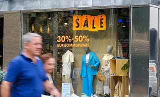 Der Sommerschlussverkauf (SSV) lockt in die Bielefelder Geschäfte. Viele Händler haben 30 bis 50 Prozent reduziert, einige sogar bis zu 70. - Andreas Zobe Der Sommerschlussverkauf (SSV) lockt in die Bielefelder Geschäfte. Viele Händler haben 30 bis 50 Prozent reduziert, einige sogar bis zu 70. - Andreas Zobe