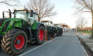 In Stemwede blockierten am Montag Landwirte mit rund 100 Traktoren die Bundesstraße 51 in Höhe des Abzweigs zum ZF-Werk und weiter nach Rahden. Auf der B51 kam es zu langen Rückstaus. - Joern Spreen-Ledebur In Stemwede blockierten am Montag Landwirte mit rund 100 Traktoren die Bundesstraße 51 in Höhe des Abzweigs zum ZF-Werk und weiter nach Rahden. Auf der B51 kam es zu langen Rückstaus. - Joern Spreen-Ledebur