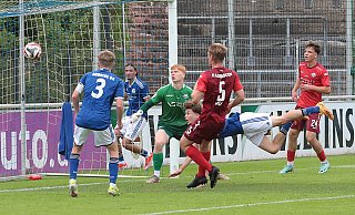 Der Schalker Mika Khadr hat den Ball im Fallen mit der Hacke Richtung Tor befördert. SCP-Keeper Florian Pruhs muss hilflos mit anschauen, wie das Leder ins Netz fliegt. - Imago Images Der Schalker Mika Khadr hat den Ball im Fallen mit der Hacke Richtung Tor befördert. SCP-Keeper Florian Pruhs muss hilflos mit anschauen, wie das Leder ins Netz fliegt. - Imago Images