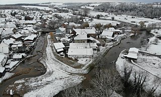 Der von Hochwasser betroffene Ortskern ist nun durch eine Sicherheitslinie geschützt. Der Dorfbach (links) schlängelt sich durch den Ort und wird für die Menschen zugänglich gestaltet. - WOL Der von Hochwasser betroffene Ortskern ist nun durch eine Sicherheitslinie geschützt. Der Dorfbach (links) schlängelt sich durch den Ort und wird für die Menschen zugänglich gestaltet. - WOL