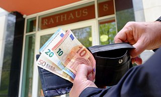 Hauseigentümer und Gewerbetreibende müssen sich vorrausichtlich im nächsten Jahr auf höhrere Grund- und Gewerbesteuern einstellen. "Steuererhöhungen sind kein Tabu mehr", kündigen Kämmerer und Bürgermeister an. - Thorsten Gödecker Hauseigentümer und Gewerbetreibende müssen sich vorrausichtlich im nächsten Jahr auf höhrere Grund- und Gewerbesteuern einstellen. "Steuererhöhungen sind kein Tabu mehr", kündigen Kämmerer und Bürgermeister an. - Thorsten Gödecker