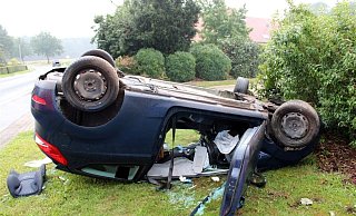 Der Fiesta überschlug sich und blieb auf dem Dach liegen. - Polizei Minden-Lübbecke Der Fiesta überschlug sich und blieb auf dem Dach liegen. - Polizei Minden-Lübbecke