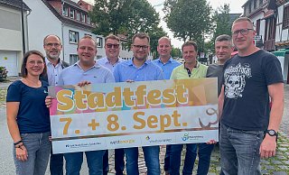Jacqueline Hardt (v. l.), Bürgermeister Christian Carl, Kevin Wells, Friedbert Agethen, Fabian Wälter, Benedikt Striewe, Christian Beyerstedt, Tim Kuhnert und Dirk Bonefeld laden zum Stadtfest-Wochenende nach Bad Wünnenberg ein. - Stadt Bad Wünnenberg Jacqueline Hardt (v. l.), Bürgermeister Christian Carl, Kevin Wells, Friedbert Agethen, Fabian Wälter, Benedikt Striewe, Christian Beyerstedt, Tim Kuhnert und Dirk Bonefeld laden zum Stadtfest-Wochenende nach Bad Wünnenberg ein. - Stadt Bad Wünnenberg