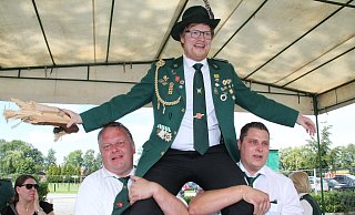 2019 konnte Christian "Chris" Esken die Königswürde mit dem entscheidenden Schuss erringen. Nach dreijähriger Regentschaft wird nun beim kommenden Fest ein Nachfolger gefunden werden. - Archivbild: Alexandra Wittke 2019 konnte Christian "Chris" Esken die Königswürde mit dem entscheidenden Schuss erringen. Nach dreijähriger Regentschaft wird nun beim kommenden Fest ein Nachfolger gefunden werden. - Archivbild: Alexandra Wittke