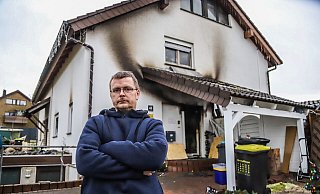 Oliver Blume vor dem schwer beschädigten Haus. - Paul Brinkmann Oliver Blume vor dem schwer beschädigten Haus. - Paul Brinkmann