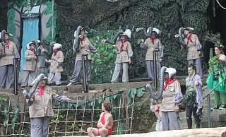 Auf seiner Odyssee durch den Dschungel trifft Mowgli auf das Elefantenheer um Elefantenmama Kala und Elefantenpapa Hathi. - Klaus Frensing Auf seiner Odyssee durch den Dschungel trifft Mowgli auf das Elefantenheer um Elefantenmama Kala und Elefantenpapa Hathi. - Klaus Frensing