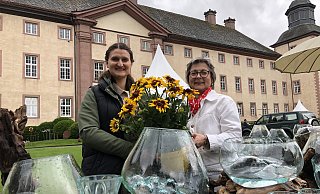 Charmaine Haid von Evergreen und die Kulturmanagerin Dorothee Feldmann freuen sich auf den Start des Gartenfests. - Felix Schwien Charmaine Haid von Evergreen und die Kulturmanagerin Dorothee Feldmann freuen sich auf den Start des Gartenfests. - Felix Schwien