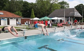 Mit einem beherzten Kopfsprung in due azurblauen Wellen eröffneten Vereinsvorsitzender Florian Craig, Bürgermeister Henning Vieker und DLRG-Pressewart Felix Gröting ganz offiziell die neue Waldfreibad-Saison. - Klaus Frensing Mit einem beherzten Kopfsprung in due azurblauen Wellen eröffneten Vereinsvorsitzender Florian Craig, Bürgermeister Henning Vieker und DLRG-Pressewart Felix Gröting ganz offiziell die neue Waldfreibad-Saison. - Klaus Frensing