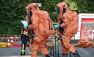 ABC-Einsatz der Feuerwehr in Brackwede - es riecht nach Ammoniak. - Paul Brinkmann ABC-Einsatz der Feuerwehr in Brackwede - es riecht nach Ammoniak. - Paul Brinkmann