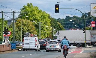 Eine "Protected Bike Lane" auf der Artur-Ladebeck-Straße soll es nicht geben, zwischen Bethel und der Einmündung Hauptstraße aber einen verbreiterten Radweg. Dafür wird je Richtung ein Auto-Fahrstreifen eingezogen. Jetzt lebt die Debatte erneut auf. - Foto: Andreas Zobe/NW Eine "Protected Bike Lane" auf der Artur-Ladebeck-Straße soll es nicht geben, zwischen Bethel und der Einmündung Hauptstraße aber einen verbreiterten Radweg. Dafür wird je Richtung ein Auto-Fahrstreifen eingezogen. Jetzt lebt die Debatte erneut auf. - Foto: Andreas Zobe/NW