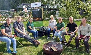Das Team vom WPZ Weserbergland zeigte, wie Outdoorkochen funktioniert: (von links) Anika Meyer (Hauswirtschafterin), Jonas Ropella (FÖJler), Annette Rasche (Hauswirtschafterin), Andrea Kamrowski (angehende Waldpädagogin), Sarah Teuber (Hauswirtschafterin), Max Schmidtke (FÖJler) und Theresa Hofacker (Leiterin WildparkHaus). - Landesforsten Das Team vom WPZ Weserbergland zeigte, wie Outdoorkochen funktioniert: (von links) Anika Meyer (Hauswirtschafterin), Jonas Ropella (FÖJler), Annette Rasche (Hauswirtschafterin), Andrea Kamrowski (angehende Waldpädagogin), Sarah Teuber (Hauswirtschafterin), Max Schmidtke (FÖJler) und Theresa Hofacker (Leiterin WildparkHaus). - Landesforsten