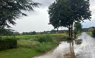 In Möllbergen laufen die Wassermassen eine Straße entlang. - Jörg Wehling In Möllbergen laufen die Wassermassen eine Straße entlang. - Jörg Wehling