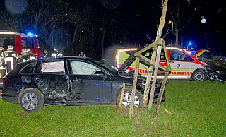 Beim Zusammenstoß eines Notarztfahrzeugs, das einsatzmäßig unterwegs war, mit einem VW Golf in Büren werden zwei Personen verletzt. - Ralph Meyer Beim Zusammenstoß eines Notarztfahrzeugs, das einsatzmäßig unterwegs war, mit einem VW Golf in Büren werden zwei Personen verletzt. - Ralph Meyer