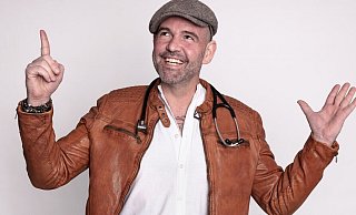 Doc Esser steht live in Bielefeld auf der Bühne. - ARD Doc Esser steht live in Bielefeld auf der Bühne. - ARD