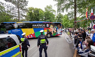 Vor der Einfahrt zum Parkhotel in Bad Lippspringe wird der Teambus von 300 Schaulustigen begrüßt. - Niklas Tüns Vor der Einfahrt zum Parkhotel in Bad Lippspringe wird der Teambus von 300 Schaulustigen begrüßt. - Niklas Tüns