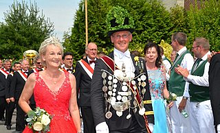 Das Schützenkönigspaar Silke und Jürgen Böker genießt die ausgelassene Stimmung im Ort. - Thomas Kube Das Schützenkönigspaar Silke und Jürgen Böker genießt die ausgelassene Stimmung im Ort. - Thomas Kube