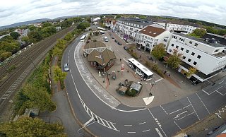 Der ZOB soll nach links an die Bahn rutschen, die Herforder Straße dann rechts unterhalb der Häuser geführt werden. Das gibt Platz für Busse und Sicherheit für Fußgänger. - Jürgen Krüger Der ZOB soll nach links an die Bahn rutschen, die Herforder Straße dann rechts unterhalb der Häuser geführt werden. Das gibt Platz für Busse und Sicherheit für Fußgänger. - Jürgen Krüger