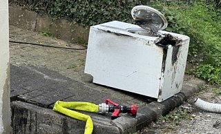 Die Feuerwehrleute haben den defekten Wäschtrockner ins Freie getragen. - Feuerwehr Höxter Die Feuerwehrleute haben den defekten Wäschtrockner ins Freie getragen. - Feuerwehr Höxter