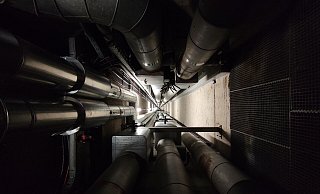 Die Rohre in der Technikzentrale im Untergeschoss der Universität Paderborn sollen für den Konzert-Stream eine besondere Atmosphäre schaffen. - Jule Feldner Die Rohre in der Technikzentrale im Untergeschoss der Universität Paderborn sollen für den Konzert-Stream eine besondere Atmosphäre schaffen. - Jule Feldner