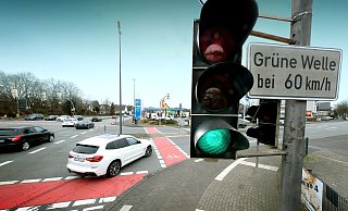 Am Mittwochmittag läuft der Verkehr auf der Gütersloher Ampelkreuzung an der B 61/Marienfelder Straße reibungslos. In den letzten Wochen haben entlang der Bundesstraße jedoch öft mal die Lichtsignalanlagen vorübergehend ihren Geist aufgegeben. - Andreas Frücht Am Mittwochmittag läuft der Verkehr auf der Gütersloher Ampelkreuzung an der B 61/Marienfelder Straße reibungslos. In den letzten Wochen haben entlang der Bundesstraße jedoch öft mal die Lichtsignalanlagen vorübergehend ihren Geist aufgegeben. - Andreas Frücht