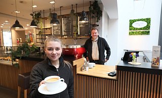 Store-Managerin Cara Griffin und Duke&Earl-Chef Ulrich Stecker freuen sich darauf, im Klingenthal-Café selbst gerösteten Kaffee für die Gäste aufzubrühen. - Frank-Michael Kiel-Steinkamp Store-Managerin Cara Griffin und Duke&Earl-Chef Ulrich Stecker freuen sich darauf, im Klingenthal-Café selbst gerösteten Kaffee für die Gäste aufzubrühen. - Frank-Michael Kiel-Steinkamp