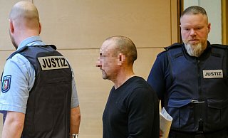 Der Täter wird abgeführt. - Andreas Zobe Der Täter wird abgeführt. - Andreas Zobe