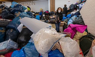 Innerhalb einer Woche sind in der Ukraine zahlreiche Sachspenden angekommen, die angenommen und sortiert werden müssen, um sie den Bedürftigen zu geben. - picture alliance/dpa Innerhalb einer Woche sind in der Ukraine zahlreiche Sachspenden angekommen, die angenommen und sortiert werden müssen, um sie den Bedürftigen zu geben. - picture alliance/dpa