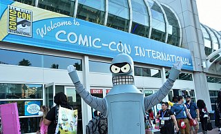 Ein als Bender aus der Fernsehserie Futurama verkleideter Cosplayer posiert vor dem Kongresszentrum während der San Diego Comic-Con. - Chris Delmas / AFP Ein als Bender aus der Fernsehserie Futurama verkleideter Cosplayer posiert vor dem Kongresszentrum während der San Diego Comic-Con. - Chris Delmas / AFP