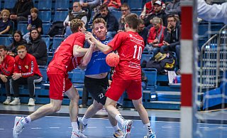Jannis Heidemann und Marius Ibe (r.) nehmen sich des Brakers Jan Ober an. Die TSG-Defensive steht. - Sarah Jonek Jannis Heidemann und Marius Ibe (r.) nehmen sich des Brakers Jan Ober an. Die TSG-Defensive steht. - Sarah Jonek