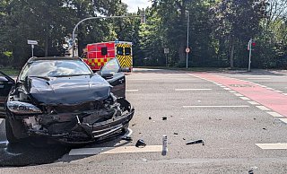 Der schwarze Volvo krachte frontal in die Seite eines silbernen Volvos. MT-Foto: - Janina Schrader Der schwarze Volvo krachte frontal in die Seite eines silbernen Volvos. MT-Foto: - Janina Schrader