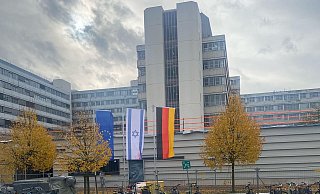 Eine Frau soll eine Fahne auf dem Uni-Hauptgebäude mit roter Farbe besprüht haben. Diese Flagge hier wurde ebenfalls im unteren Teil mit Farbe getroffen. - privat Eine Frau soll eine Fahne auf dem Uni-Hauptgebäude mit roter Farbe besprüht haben. Diese Flagge hier wurde ebenfalls im unteren Teil mit Farbe getroffen. - privat
