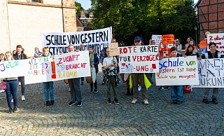 Vor Beginn der Ratssitzung unterstreichen Schülerinnen und Schüler der Geschwister-Scholl-Realschule ihren Wunsch nach einer modernen Schule mit Trommeln und Plakaten. - Ralf Bittner Vor Beginn der Ratssitzung unterstreichen Schülerinnen und Schüler der Geschwister-Scholl-Realschule ihren Wunsch nach einer modernen Schule mit Trommeln und Plakaten. - Ralf Bittner