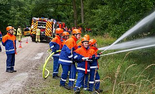 Mit großem Eifer und viel Wasser bekämpfen die Nachwuchslöscher einen angenommenen Waldbrand in der Senne. - Ralph Meyer Mit großem Eifer und viel Wasser bekämpfen die Nachwuchslöscher einen angenommenen Waldbrand in der Senne. - Ralph Meyer