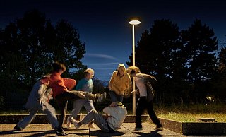 In dieser gestellten Szene wird ein am Boden liegender Jugendlicher von einer Gruppe Jugendlicher getreten. Die Gewalt- und Straftaten einer Gruppe Jugendlicher sind auch in Bad Oeynhausen ein Problem. - Symbolbild: CHRISTOF SCHUERPF/picture alliance In dieser gestellten Szene wird ein am Boden liegender Jugendlicher von einer Gruppe Jugendlicher getreten. Die Gewalt- und Straftaten einer Gruppe Jugendlicher sind auch in Bad Oeynhausen ein Problem. - Symbolbild: CHRISTOF SCHUERPF/picture alliance
