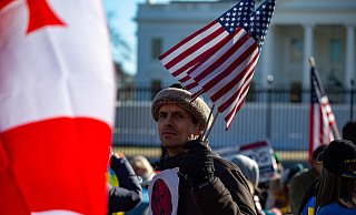 In den USA haben Demonstranten millitärische Hilfe für die Ukraine angefordert. Unser Auor meint, dass Deutschland als Macht des Friedens gefordert ist. - picture alliance / NurPhoto In den USA haben Demonstranten millitärische Hilfe für die Ukraine angefordert. Unser Auor meint, dass Deutschland als Macht des Friedens gefordert ist. - picture alliance / NurPhoto
