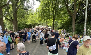 Der beliebte "Kram am Kolk"-Flohmarkt im Paderborner Riemekeviertel ist gut besucht. - Julia Spiekerkötter Der beliebte "Kram am Kolk"-Flohmarkt im Paderborner Riemekeviertel ist gut besucht. - Julia Spiekerkötter