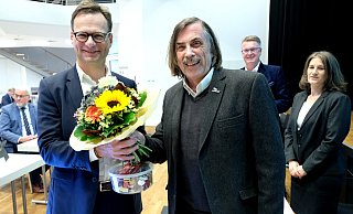 Neu in der Runde der Dezernenten: Norbert Morkes gratulierte am Freitag dem Kämmerer Thomas Könnecker (li.). Foto: Andreas Frücht - Andreas Frücht Neu in der Runde der Dezernenten: Norbert Morkes gratulierte am Freitag dem Kämmerer Thomas Könnecker (li.). Foto: Andreas Frücht - Andreas Frücht