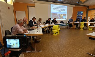 Landtagskandidaten einmütig und doch im Wahlkampfmodus: Matthias Goeken (CDU, 3. v. l.), Nora Wieners (SPD), Uta Lücking (Grüne) und Jan-Gerrit Möltgen (FDP) diskutierten über das geplante Atommülllager Würgassen. - Manuela Puls Landtagskandidaten einmütig und doch im Wahlkampfmodus: Matthias Goeken (CDU, 3. v. l.), Nora Wieners (SPD), Uta Lücking (Grüne) und Jan-Gerrit Möltgen (FDP) diskutierten über das geplante Atommülllager Würgassen. - Manuela Puls