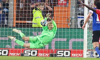 Arminia-Keeper Jonas Kersken parierte in der Nachspielzeit einen Elfmeter. - Oliver Krato Arminia-Keeper Jonas Kersken parierte in der Nachspielzeit einen Elfmeter. - Oliver Krato
