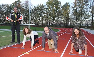 Antrittsschnell und spurtstark: die Vorsitzende des Ausschusses für Familie, Jugend, Sport und Kultur, Sabine Willeke, Bürgermeister Christian Carl und Schulleiterin Irmhild Jakobi-Reike, probieren die neue Tartanbahn gleich mal aus. - Johannes Büttner Antrittsschnell und spurtstark: die Vorsitzende des Ausschusses für Familie, Jugend, Sport und Kultur, Sabine Willeke, Bürgermeister Christian Carl und Schulleiterin Irmhild Jakobi-Reike, probieren die neue Tartanbahn gleich mal aus. - Johannes Büttner
