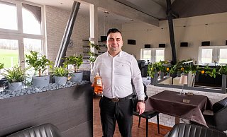 Ionut Cirlan, bekannt als "Giovanni", hat das Restaurant beim Golfclub Herford übernommen. Ab 1. März bietet das Restaurant "La Famiglia" traditionelle italienische Spezialitäten. - Ralf Bittner Ionut Cirlan, bekannt als "Giovanni", hat das Restaurant beim Golfclub Herford übernommen. Ab 1. März bietet das Restaurant "La Famiglia" traditionelle italienische Spezialitäten. - Ralf Bittner