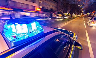 Die Einsatzkräfte fanden bei dem bewaffneten jungen Mann nicht nur eine Pistole. - Polizei (Symbolfoto) Die Einsatzkräfte fanden bei dem bewaffneten jungen Mann nicht nur eine Pistole. - Polizei (Symbolfoto)