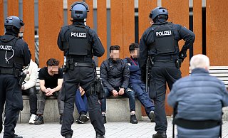 Zahlreiche Polizisten rückten Ende April zur Berliner Straße am Rathaus aus und stürmten einen Kiosk. - Patrick Menzel Zahlreiche Polizisten rückten Ende April zur Berliner Straße am Rathaus aus und stürmten einen Kiosk. - Patrick Menzel
